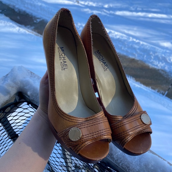 Michael Kors Tan Leather Open Toe Wooden Heels with Gold Logo Button - Picture 5 of 17